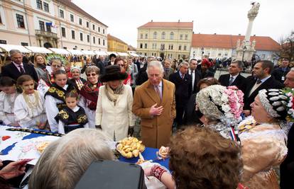 Charles i Camilla u Osijeku: Na trgu ih je dočekalo 2000 ljudi