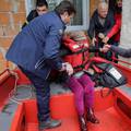 FOTO Vatrogasci i Crveni križ evakuirali staricu iz poplavljene kuće u karlovačkom Selcu