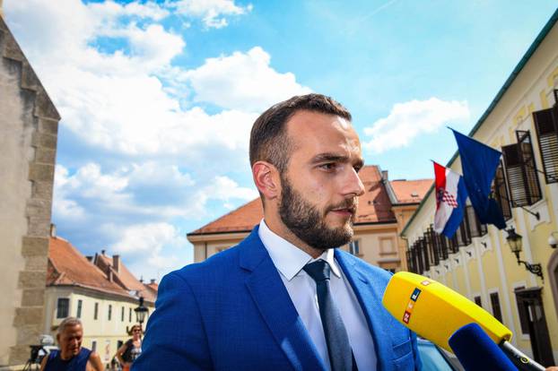 Zagreb: Novi ministri dali zajedniÄku izjavu ispred Banskih dvora