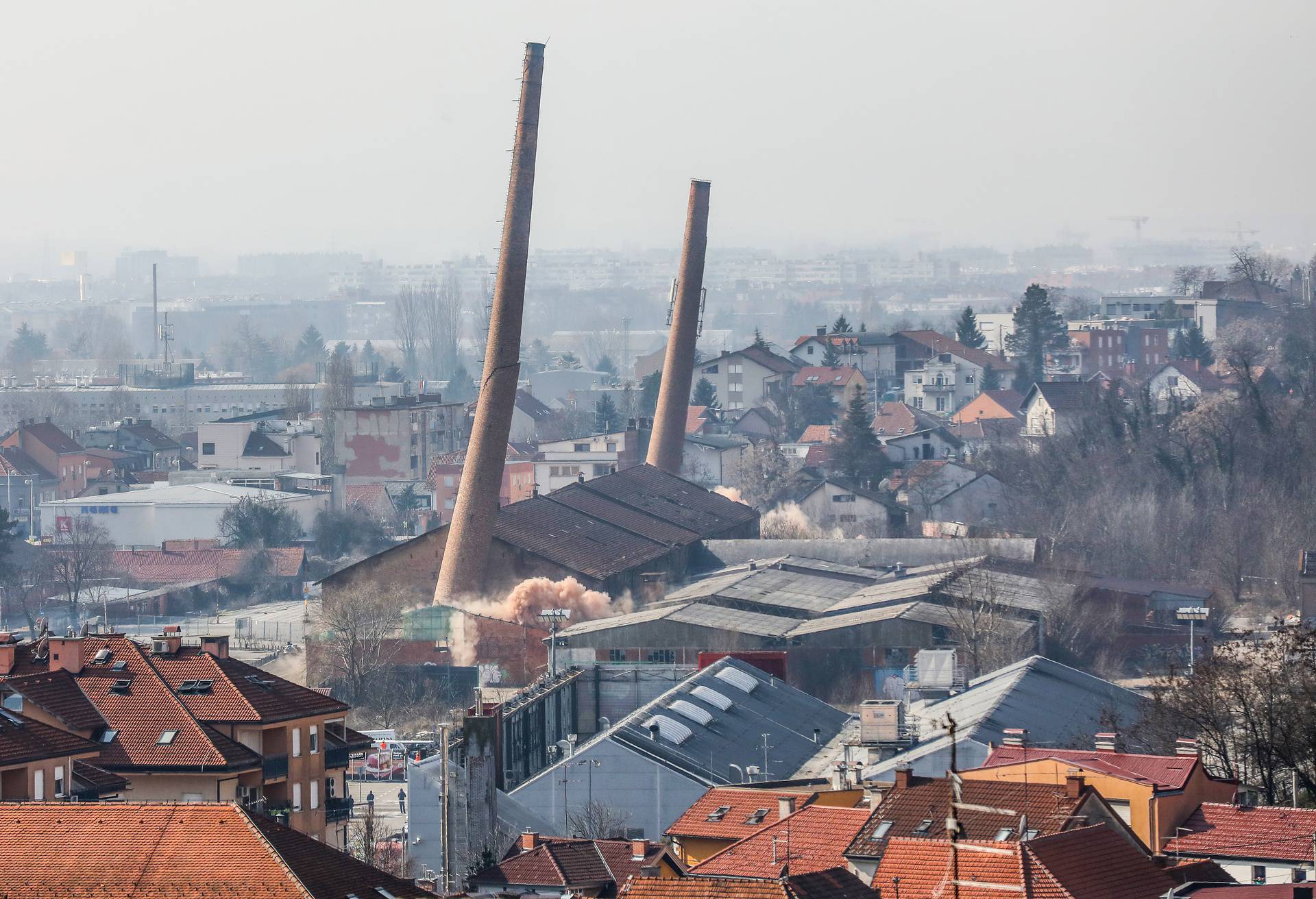 VIDEO Pogledajte trenutak u kojem su srušili dimnjake u Zagrebu: 'Kako su ravno pali'