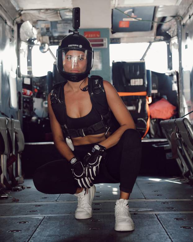 FOTO Libanonska ljepotica je neustrašiva: Padobranom je skočila 1000 puta unatoč strahu