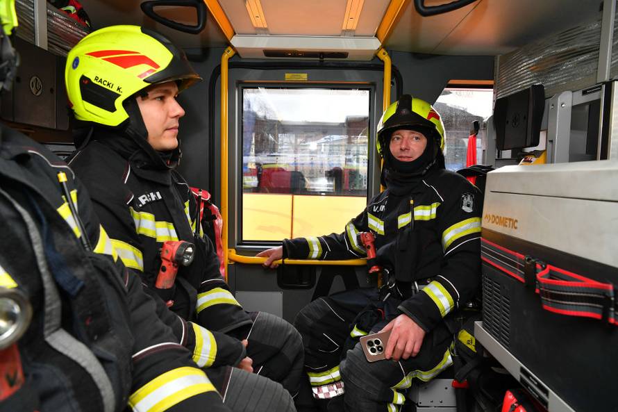 Titan otpornost za istinske heroje: vatrogasci u kampanji za novu REDMI Note 15 seriju