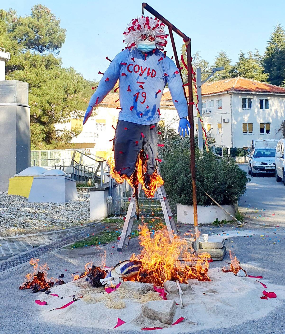 Gradonačelnik Poreča i predstavnici maškara ispred staračkog Doma spalili pust