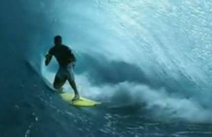 Super slow motion snimka surfera pod velikim valom