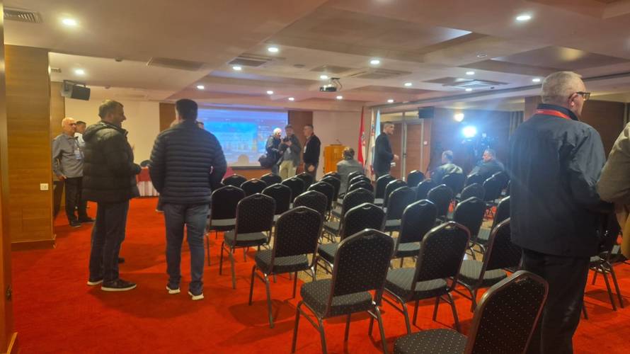 Slijede novi izbori jer Sinovčić i Buljat imaju isti broj glasova. Jedan član zaokružio za obojicu