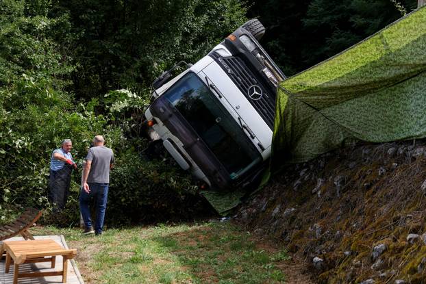 Jastrebarsko: Kamion probio ogradu kuće za odmor
