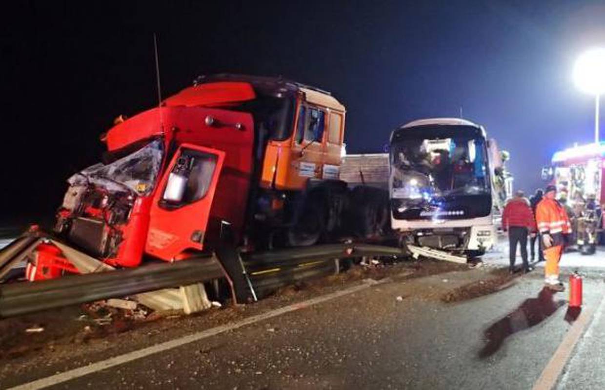 Krši i lom u Sloveniji: Hrvatski bus sudario se s dva kamiona