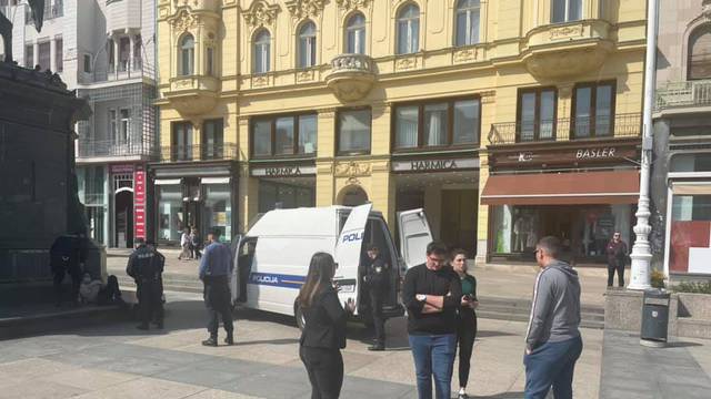 Muškarcu koji je na Jelačić placu šakama napao volonterke Mosta godina zatvora i liječenje