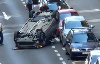 Niz nesreća u Zagrebu: Lančani sudar četiri auta, u centru auto na krovu i sudar s motociklom