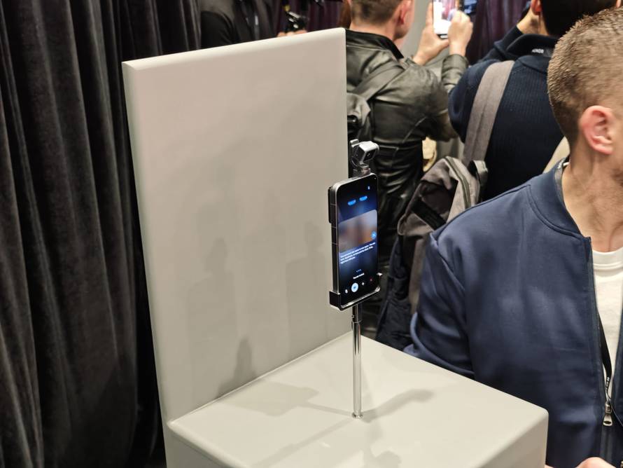 VIDEO Honorov robotski udar: Telefon s kamerom kao iz crtića i robot na dvije noge ukrali šou