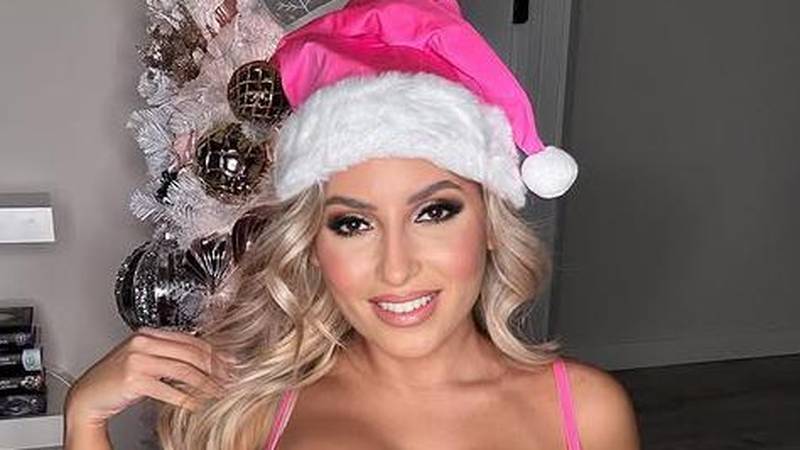 FOTO Uz nju ne trebate darove: Bujna ljepotica zna uklopiti atribute u blagdansku estetiku