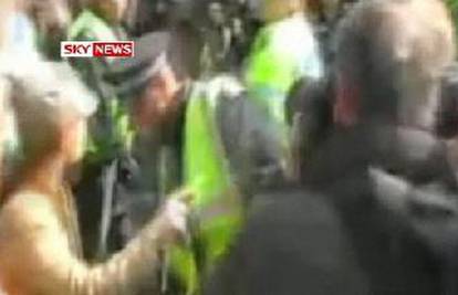 Na skupu protiv G20 tukao ženu, policajca suspendirali