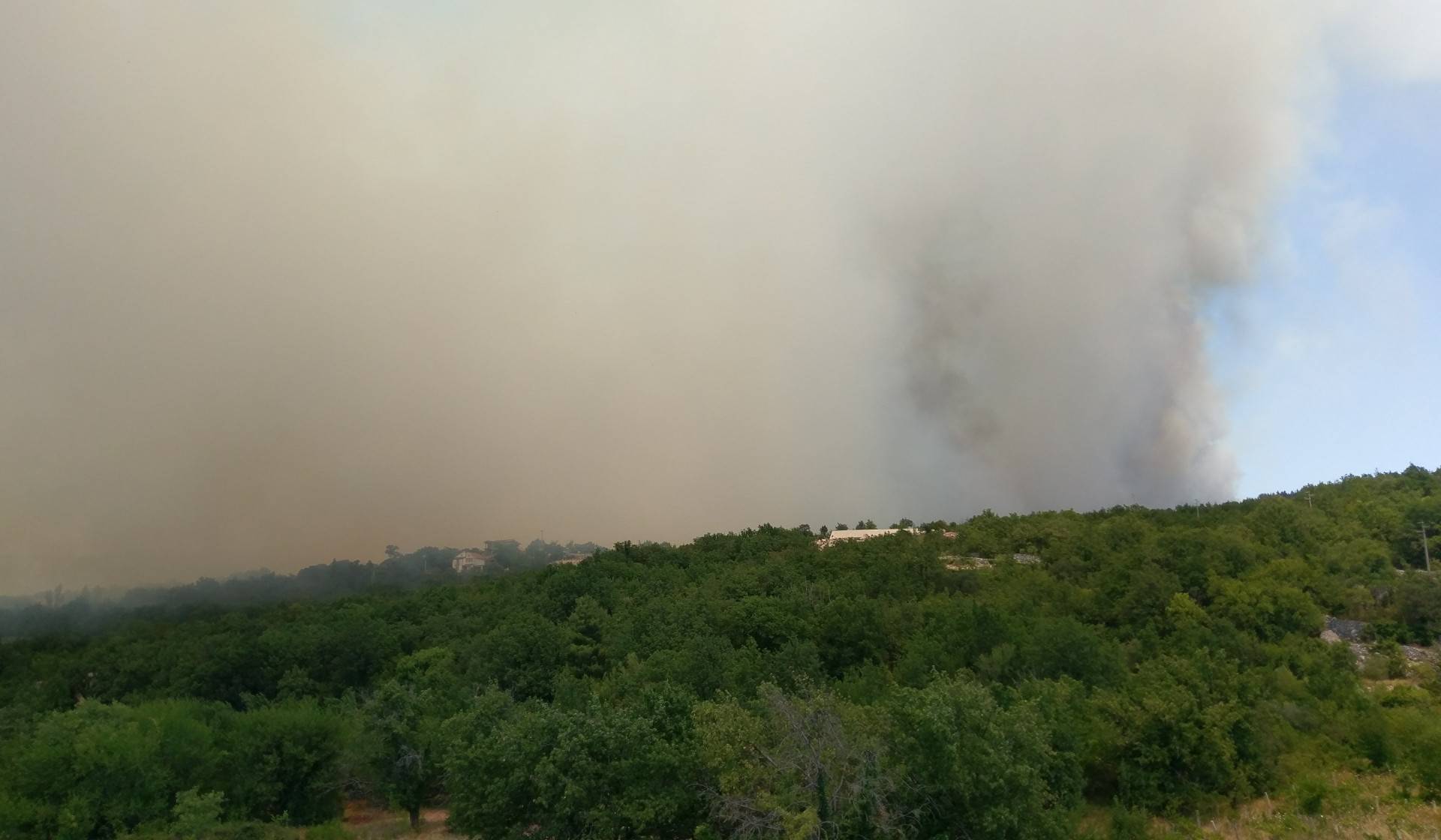 Kod Šibenika spasili kuće, gori kod Šestanovca, na Marjanu...