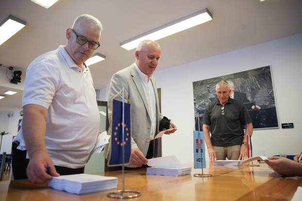 Zagreb: Branko Bačić, kandidat za potpredsjednika HDZ-a glasao na unutarstarnačkim izborima 