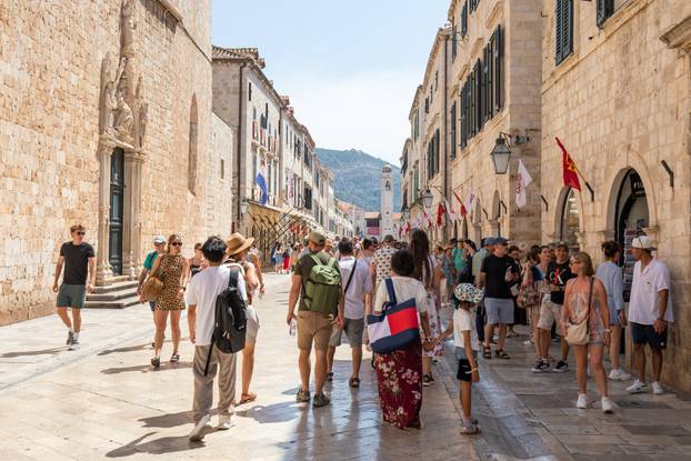 Dubrovnik pun turista unatoč toplinskom valu