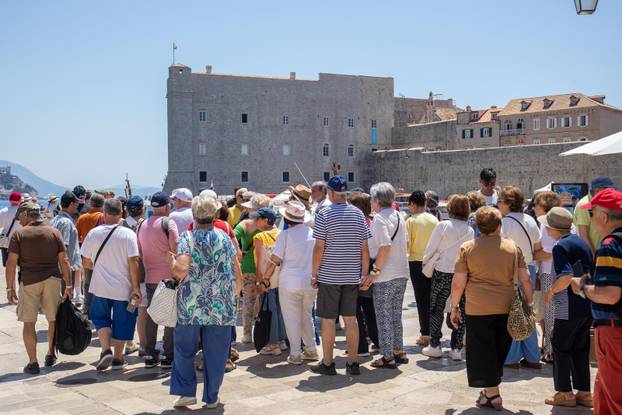 Dubrovnik: Turističke gužve u gradu i spas od vrućine u moru