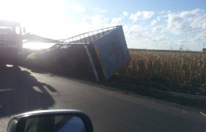 Pijani vozač (37) kamiona sletio je s ceste u kukuruzište