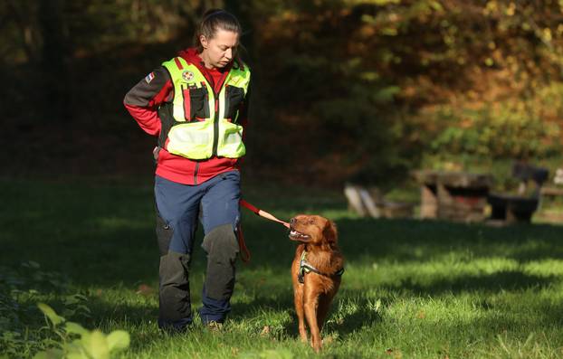 Zagreb: Mateja Tuščić  i njen pas Runa, članovi HGSS-a