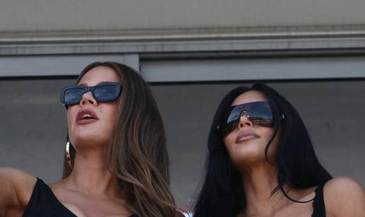 FOTO Kim bodrila Hamiltona u dekolteu: Stigla sa sestrom, svi su gledali u njihove bujne grudi