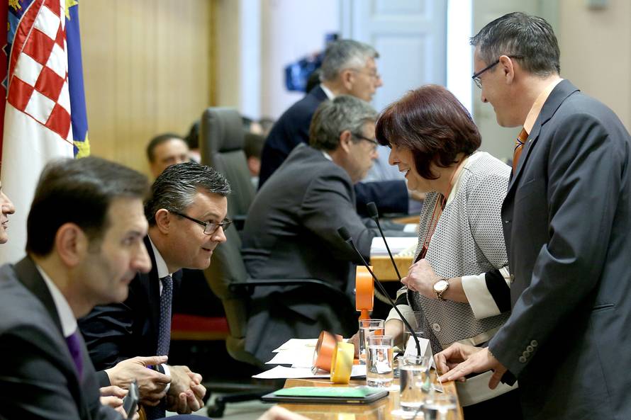 HNS-ovci poklonili budilice i poručili Vladi da se probudi