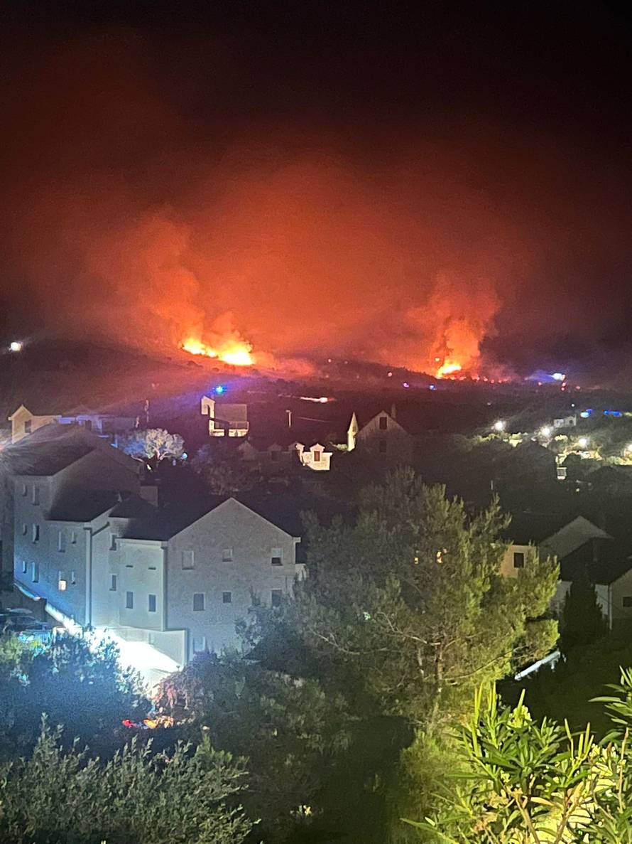VIDEO Teška noć za vatrogasce na Braču: 'Udario je grom i sve je samo planulo. Užas...'