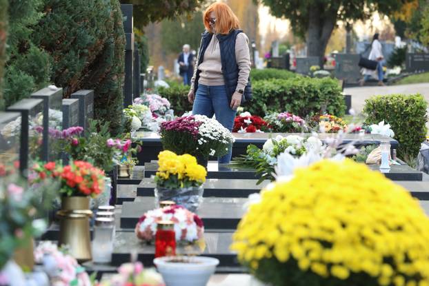 Zagreb: Građani obilaze posljednja počivališta svojih najmilijih uoči Svih svetih