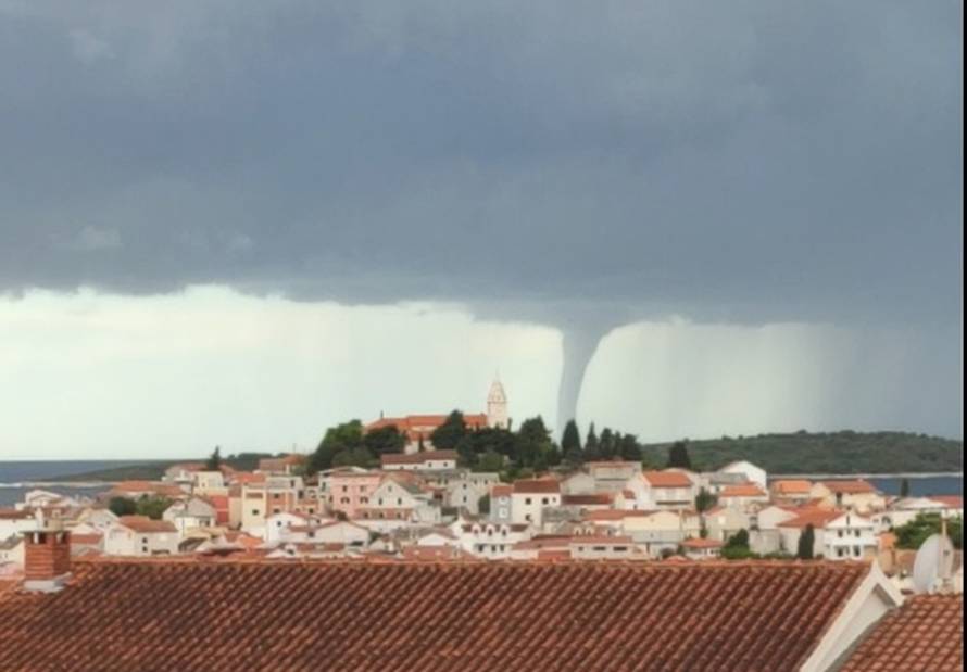 Tuča zabijelila dijelove Splita i Šibenika, pijavice u Primoštenu