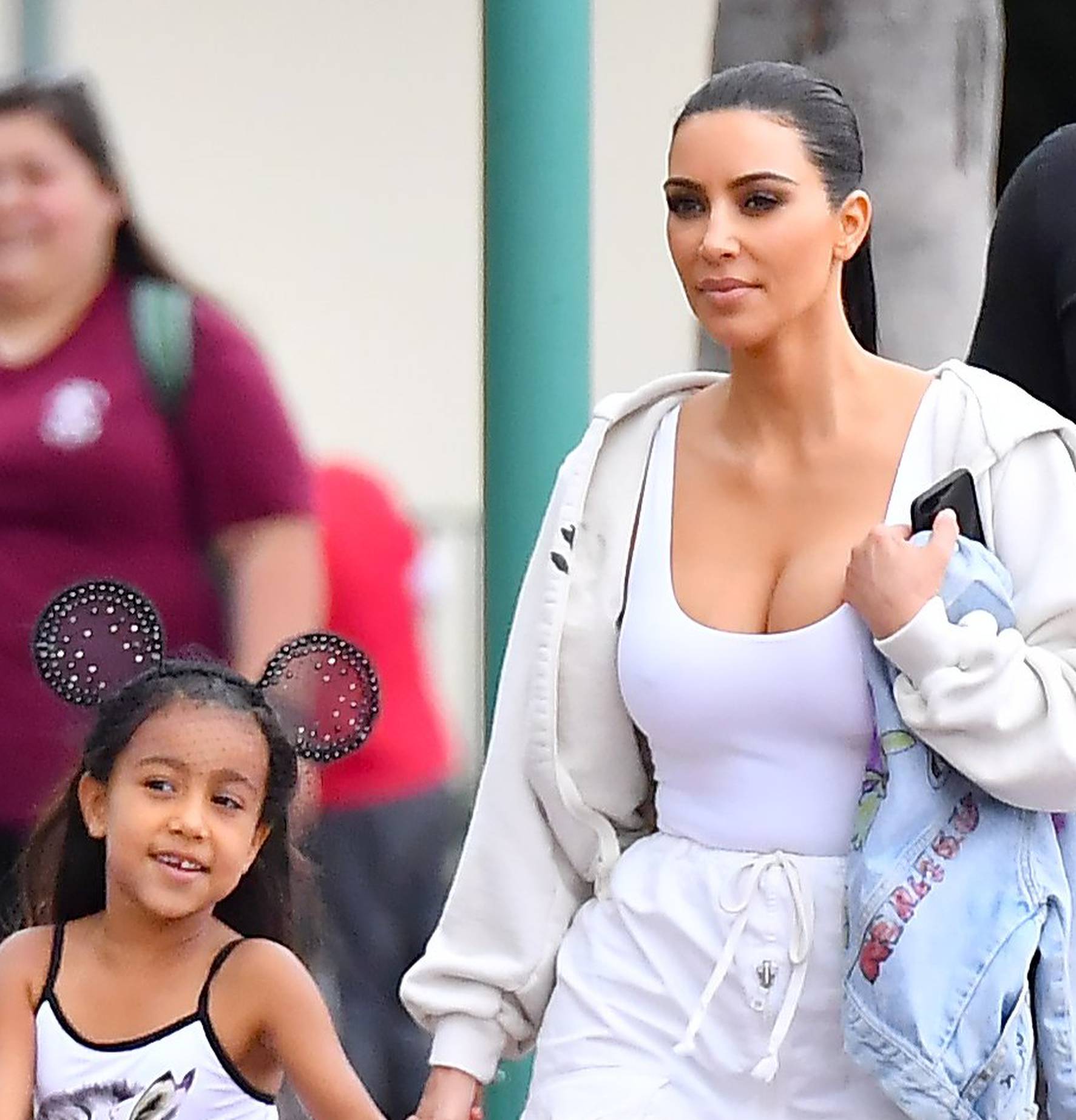 ** PREMIUM EXCLUSIVE RATES APPLY ** Kim Kardashian and her daughter North West have a fun day at Disneyland with friends