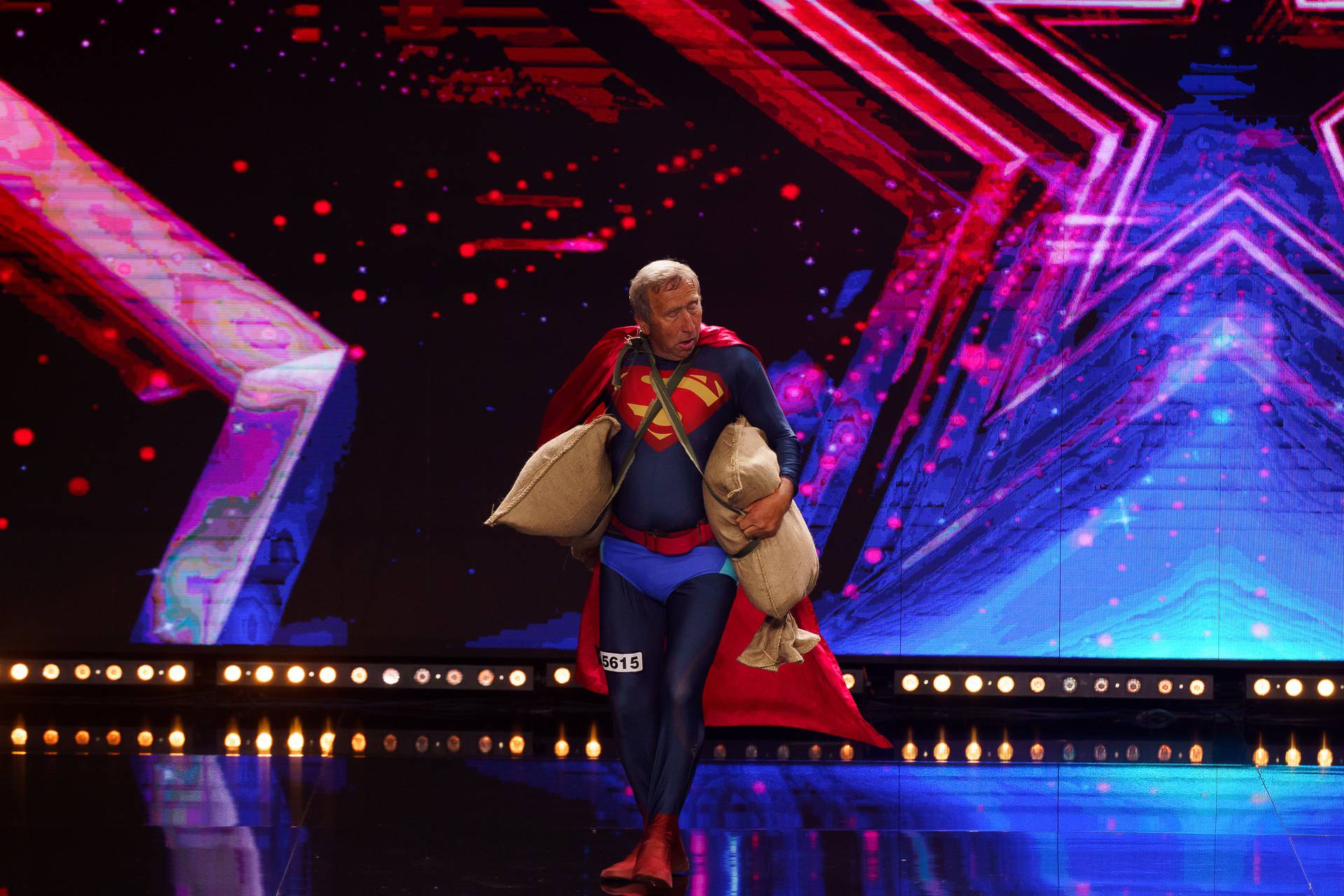 Milovan (73) nastupio je kao Superman u 'Supertalentu': Nosio vreće od 100 kilograma