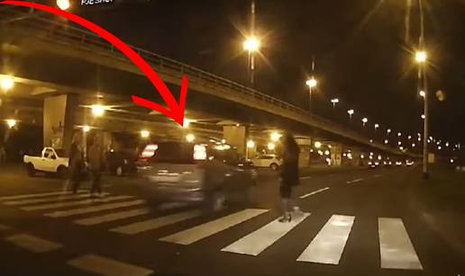 VIDEO Divljak u Zagrebu skoro pokosio pješake na 'zebri': Pa još je i ubrzao! To je manijak'