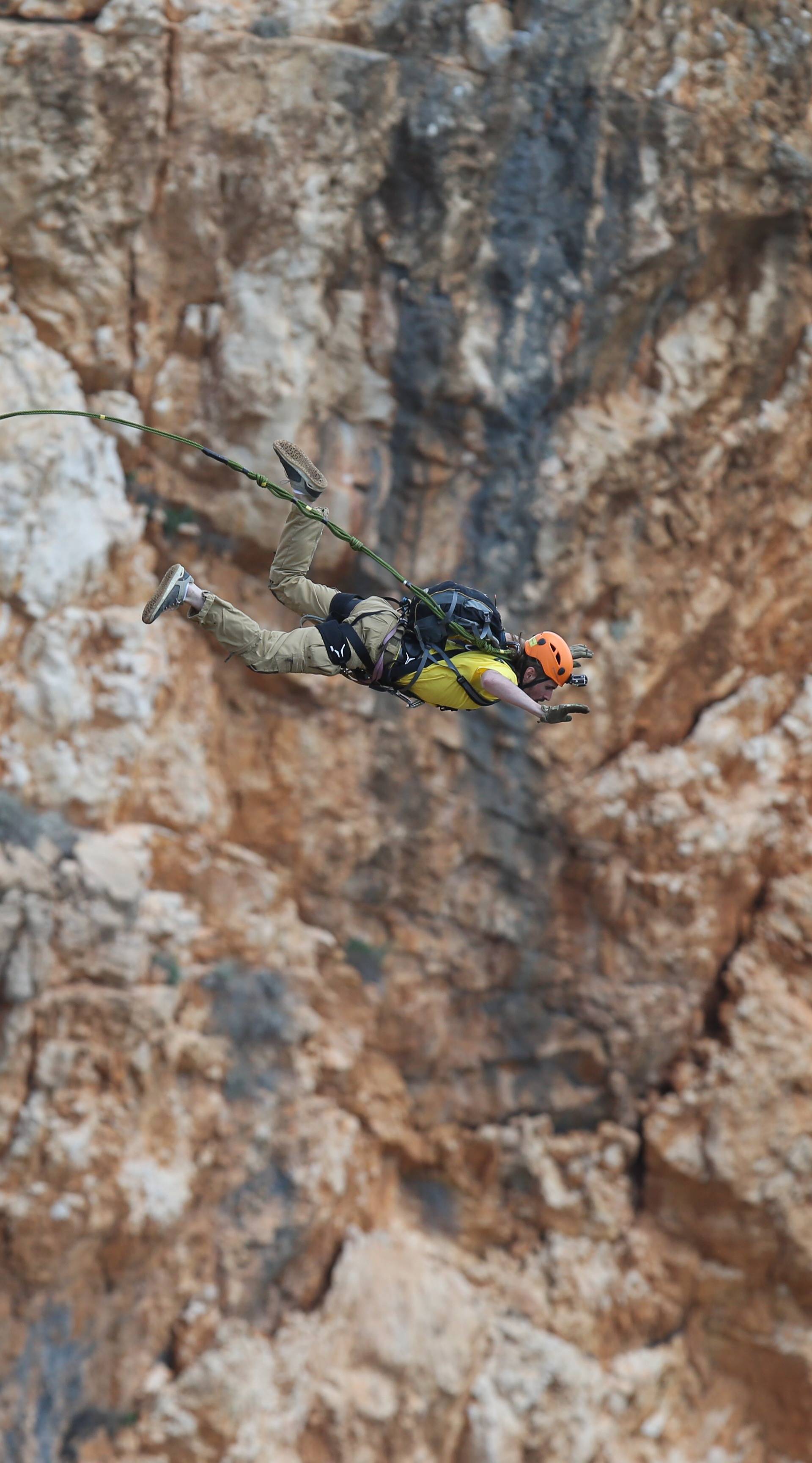 Sunovrat od 528 m: Skakali u Crveno jezero vezani užetom