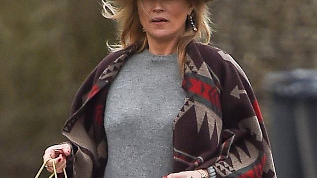 *EXCLUSIVE* Boho Kate Moss delivers festive gifts to neighbours **NO UK PAPERS AND UK PAPER ONLINE SITES**