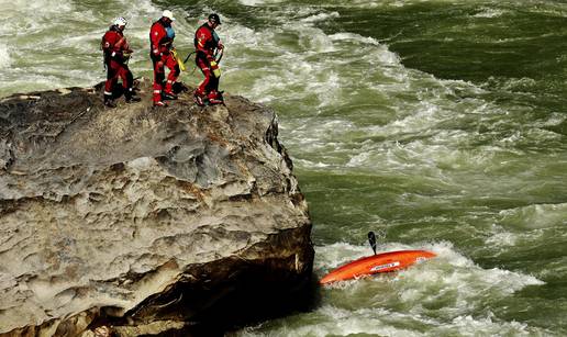 FOTO HGSS osigurava elitno natjecanje u Kini: Voze kajak na jednoj od opasnijih rijeka u Aziji