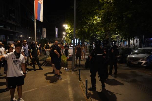 Beograd: Žandarmerija je uništila blokadu kod Strojarskog fakulteta i krenula prema Pravnom
