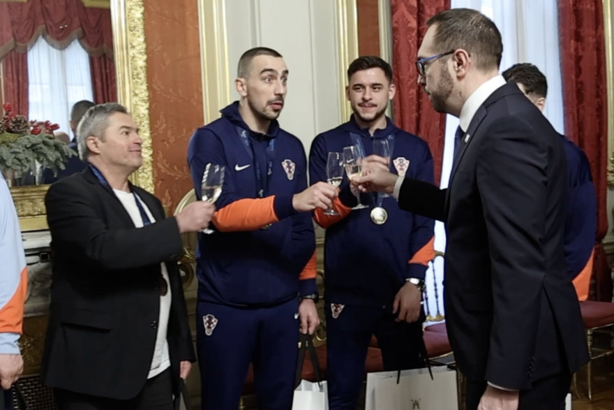 Tomislav Toma&scaron;evi&cacute; je primio bron&ccaron;ane futsala&scaron;e te &ccaron;estitao