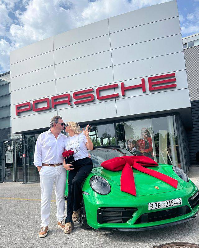 Snježana Mehun štiklom gazi  zeleni Porsche od 385 konja: 'Brza vožnja je za trkaće staze'