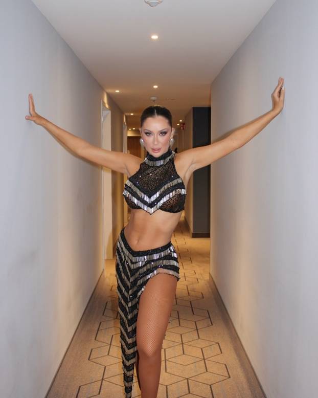 FOTO Njoj nije hladno! Tea jedva obuzdala svoje obline...