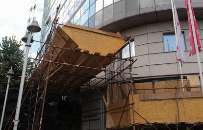 Novi incident: S Hoto tornja u Savskoj ulici pala je reklama