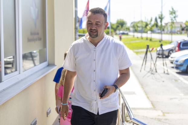 Vukovar: Kandidat za gradonačelnika Marijan Pavliček glasovao je u drugom krugu lokalnih izbora