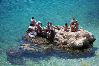 Rijeka: Ljudi na plaži uživaju u sunčanju i kupanju