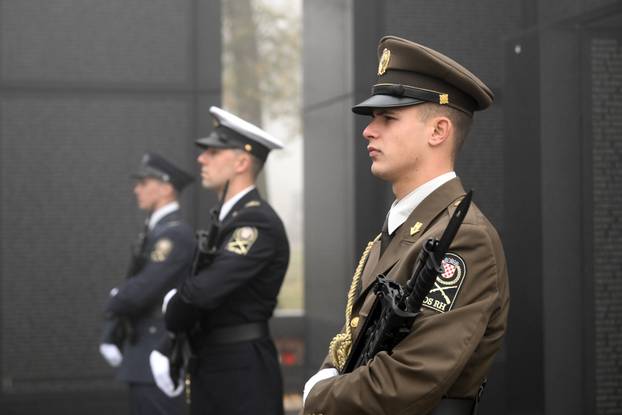 Zagreb: Andrej Plenković položio vijence na Mirogoju povodom Svih svetih