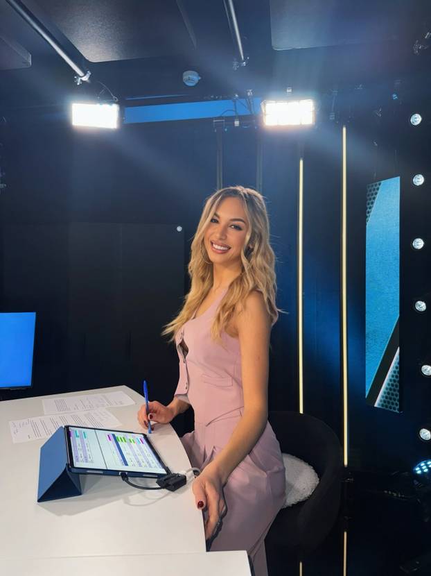 FOTO Talijanska voditeljica je konkurencija Diletti Leotti pred kamerama! Bila je i misica...