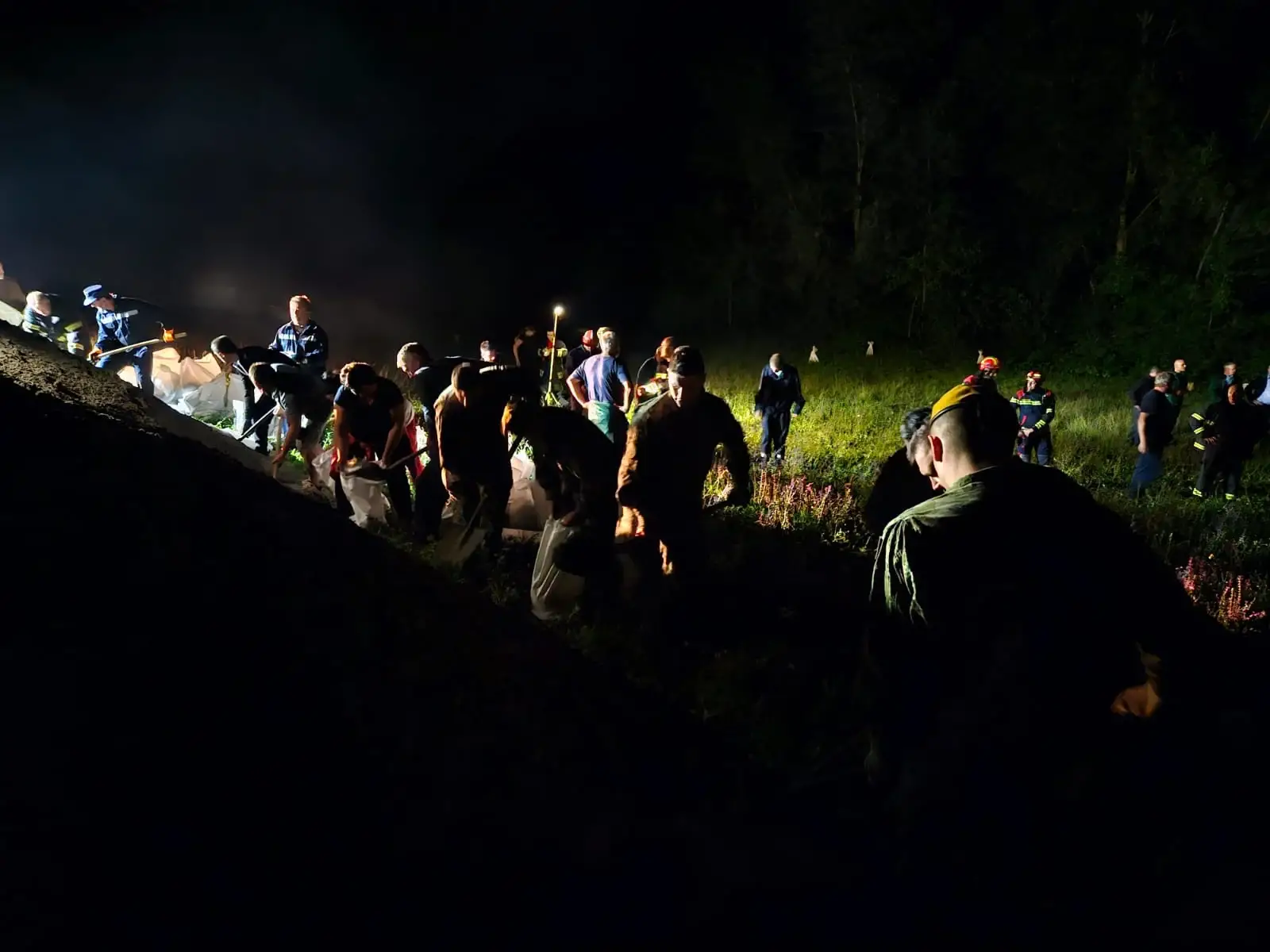 VIDEO Vojska stigla u Gabajevu Gredu, zajedno s vatrogascima i ljudima grade nasip uz Dravu