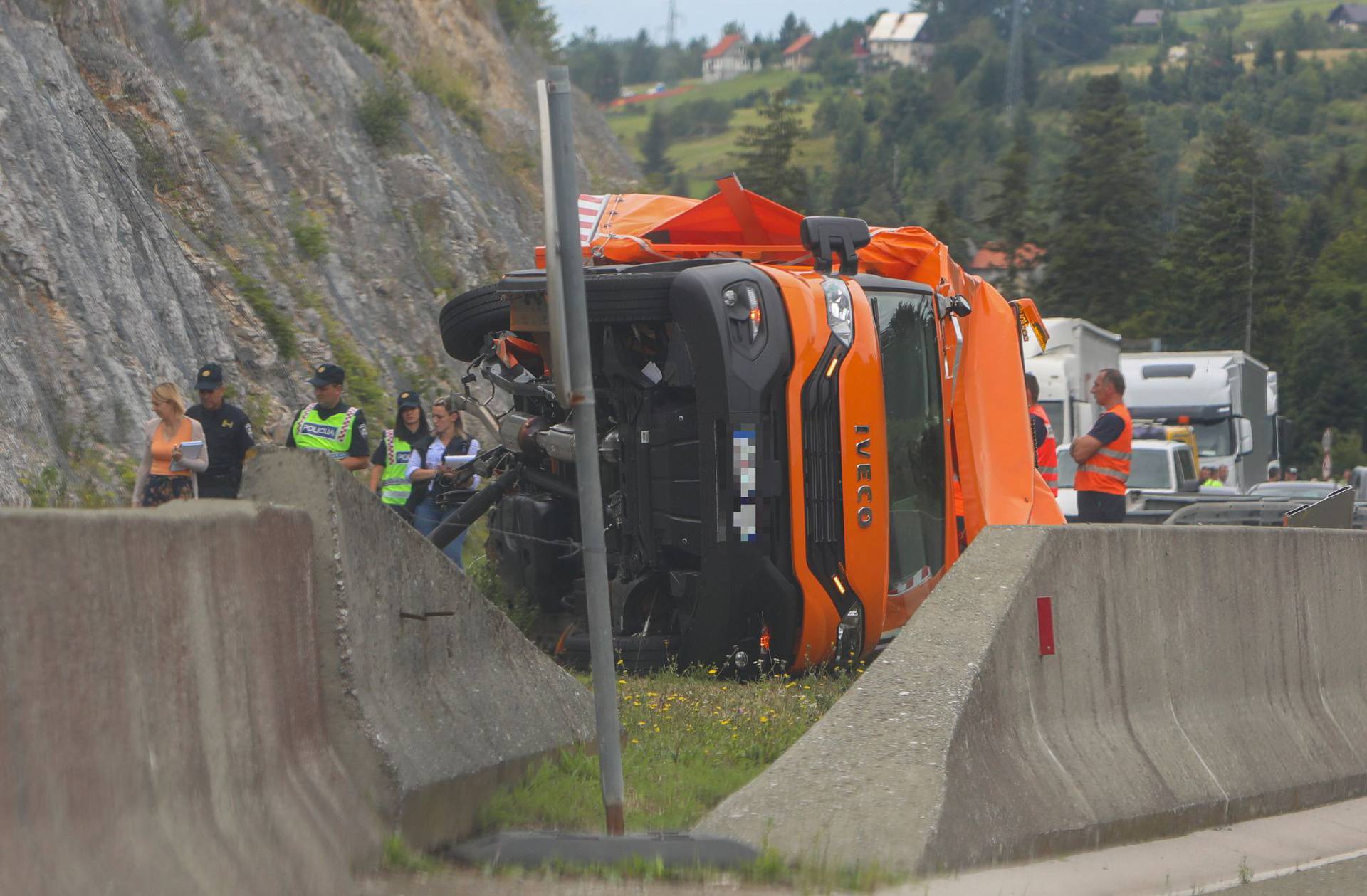 Fotografije s autoceste: Kamion udario dva radnika HAC-a u zaustavnoj traci, poginuli su