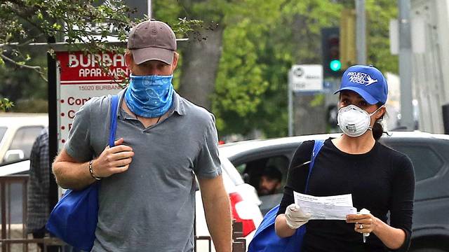 *PREMIUM EXCLUSIVE STRICTLY NO WEB UNTIL 1300 EDT 19TH APR* Prince Harry and Meghan Markle are seen in LA wearing masks as they deliver meals to residents in need during the COVID-19 pandemic.