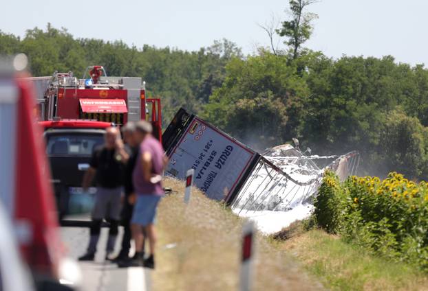 Kod Vinkovaca sudarila se dva kamiona, jedna osoba poginula