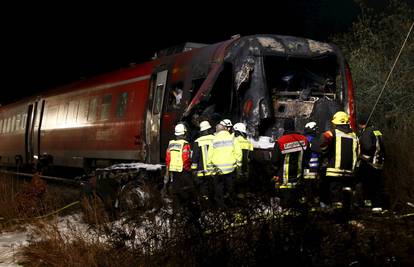 Vlak se jureći 100 km/h zabio u vojni kamion, dvoje mrtvih