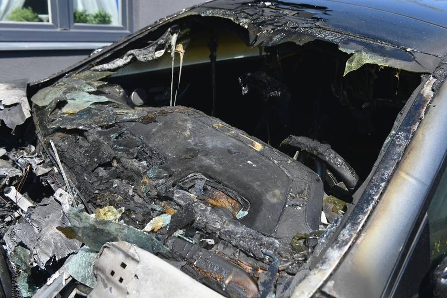 Zagreb: Na području Peščenice izgorjela su dva automobila, zapalio se i dio kuće