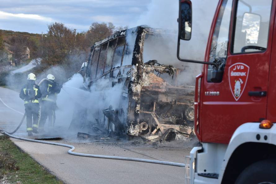 Danilo Kraljice: Vatrogasci gase autobus koji se zapalio