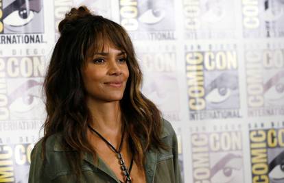 Posramila muške kolege: Halle Berry je viski popila 'na eks'